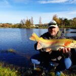 Grosse truite gold pêchée à la mouche au lac de Véron