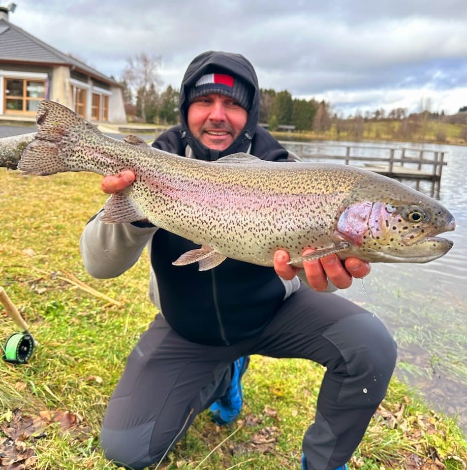 Grosse truite arc-en-ciel pêchée à la mouche au lac de Véron